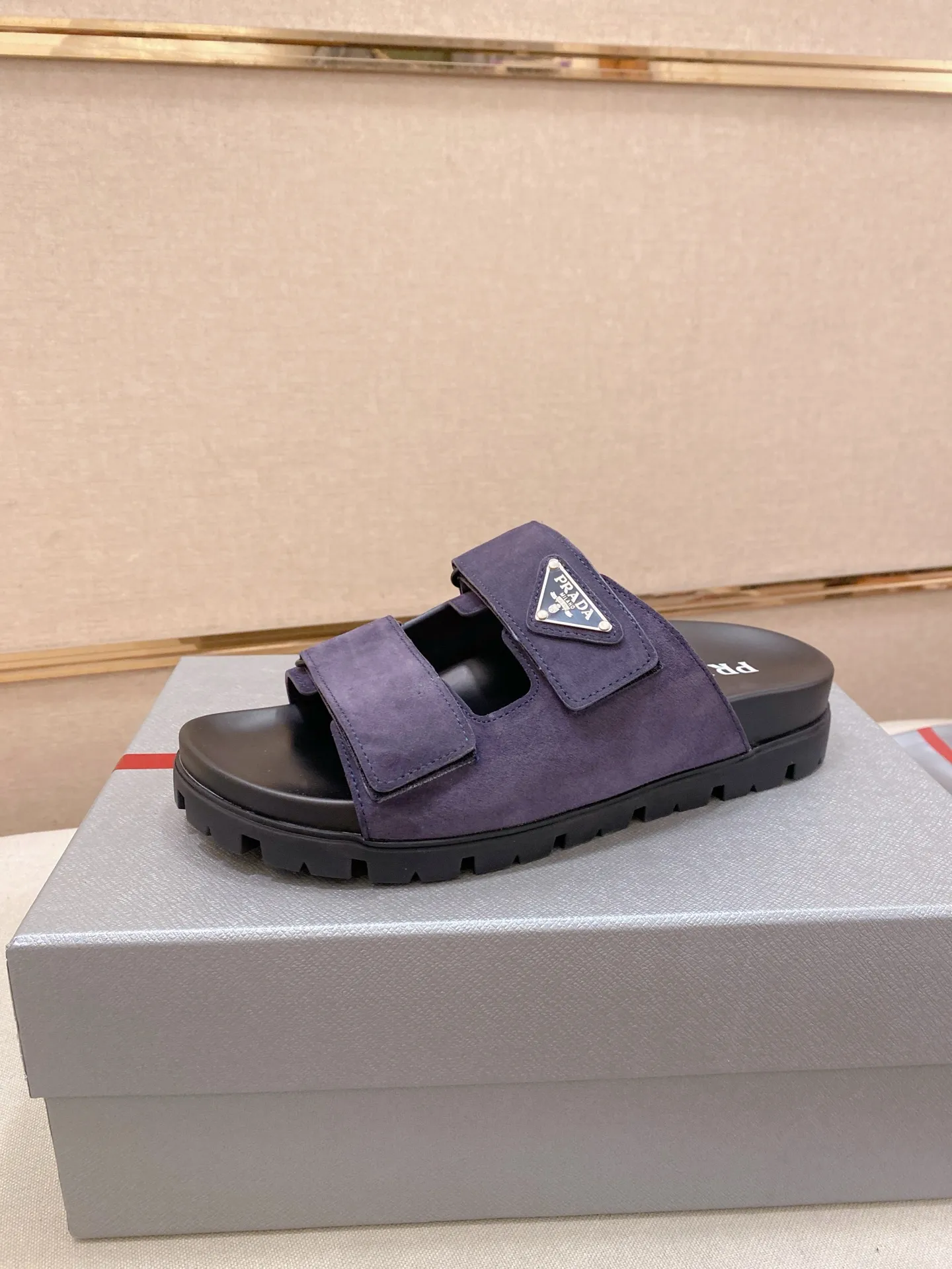 Men's shoes 💰: 440💰 [PRADA Slippers] High-end men's shoes brand official website 1:1 latest masterpiece: original mold opening and customization, the fabric is made of imported suede cowhide original material, upgraded outsole, lighter and non-slip. The market's top quality, simple yet tasteful, a must-have for fashionistas, fashionable at your feet, full of confidence, the same style at the counter 👍The season of summer slippers is here. Code: 38-45
